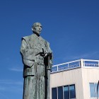 ⑧	大友宗麟像（津久見駅前）