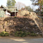 二の丸から見る本丸と虎口の鏡石