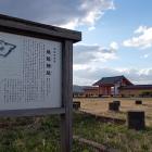 説明板(西門跡)と南門(奥)