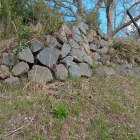 ①中門跡　東側の鉢巻石垣