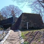 ②出櫓台と本丸石垣