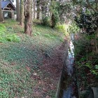 境内の土塁と堀跡(水路)