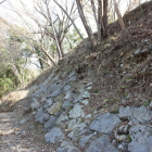 本丸西土塁北端鉢巻石垣
