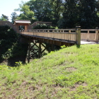 蔵屋敷北より復元門と木橋