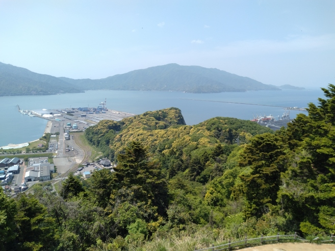 金ケ崎城を見下ろす