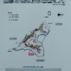 登城口の説明板の縄張り図