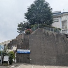 城跡にはホテルが建つ