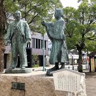 ①	三献の茶像（長浜駅前）