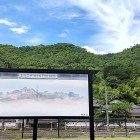 ①	駅のホームから竹田城を見上げる