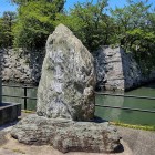 ①	鷲の門前の石碑