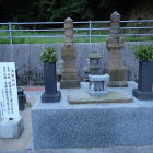 ①宝篋印塔