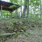 ①主郭の東屋と石積