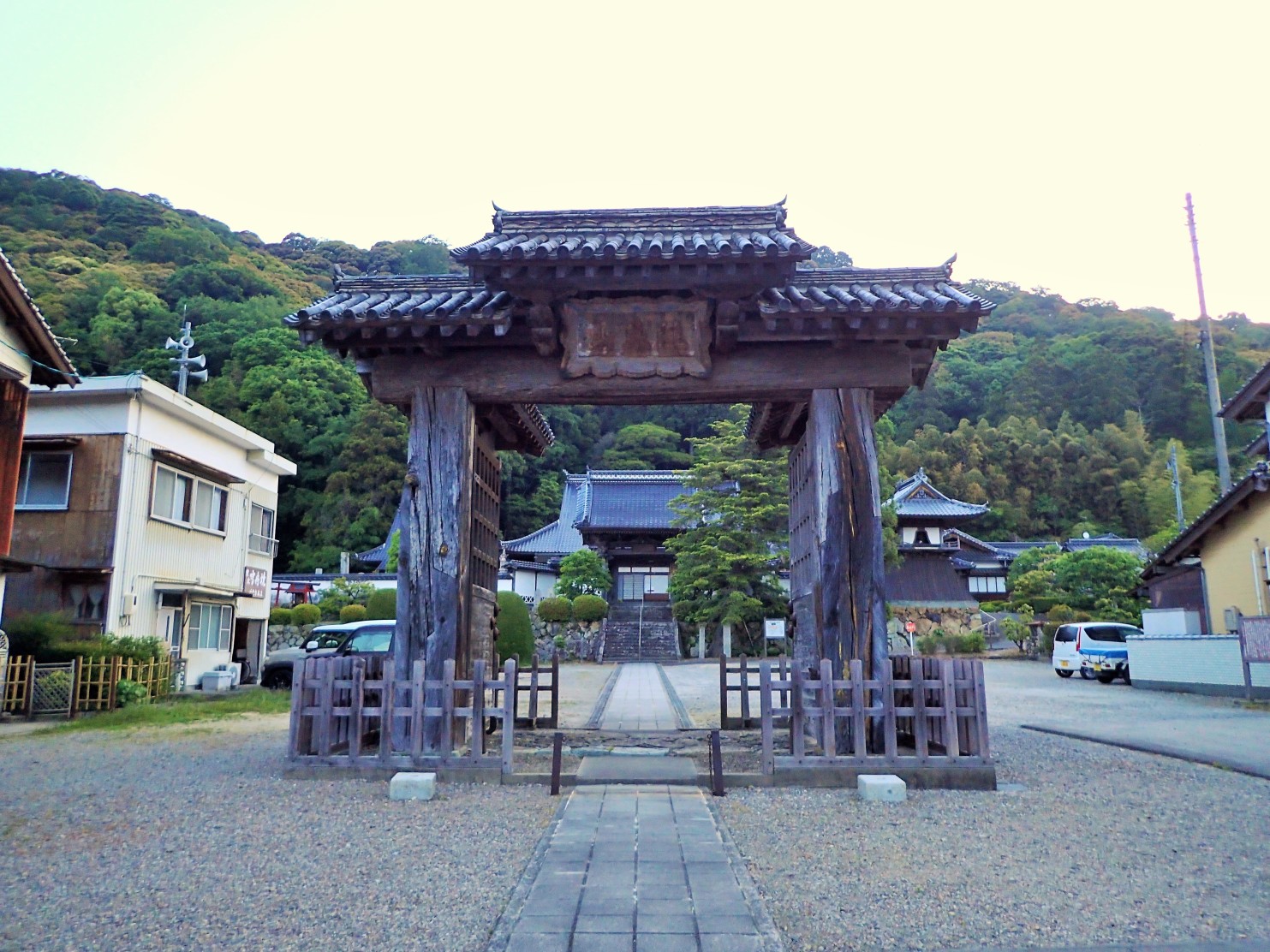 ①医光寺総門