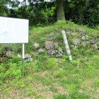 ②本丸の石垣と説明板と標柱