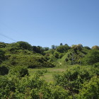①遠くに見える月山富田城