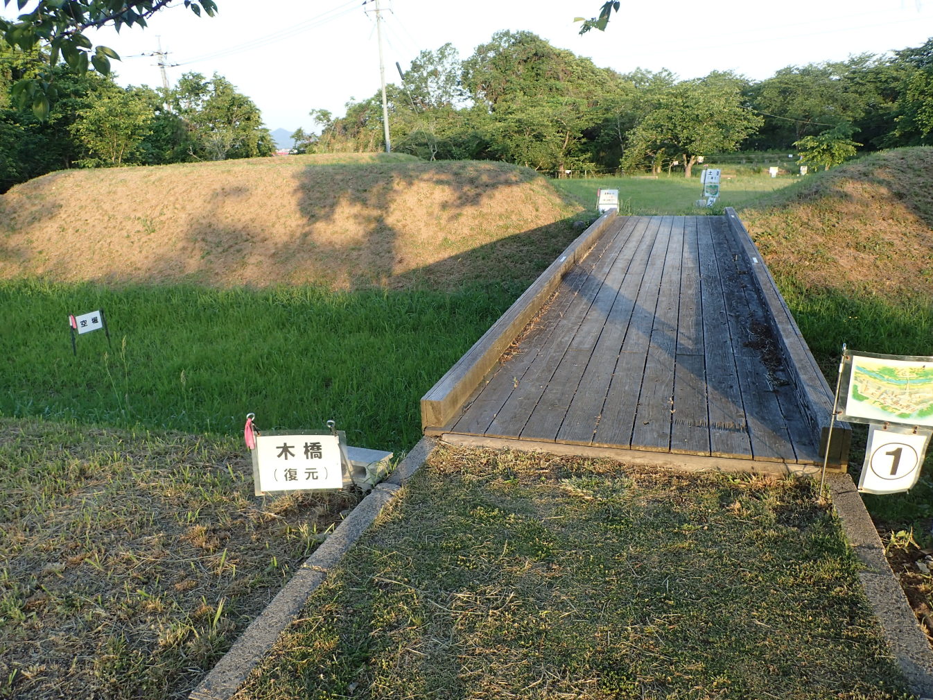 ①方形館への木橋＆空堀＆土塁