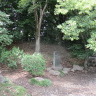本堂前方向の土塁跡