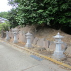 境内地東から見える土塁跡