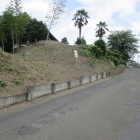 道路から内側の土塁と堀跡