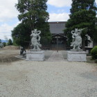 久昌寺本堂、左奥に土塁が見えます