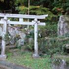 搦手登城口の苔むす城址碑