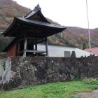 南隅櫓台。鐘楼が建つ