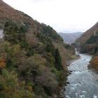 西側は高原川の断崖