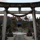 茂住神明神社。北隅櫓台に社殿が建つ