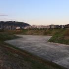 南側の大堀と土塁跡（右側植栽）