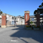 早島小学校の門