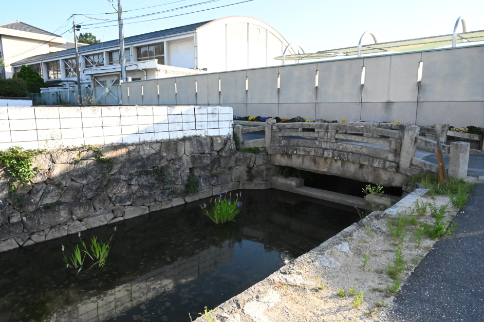 堀跡と石橋