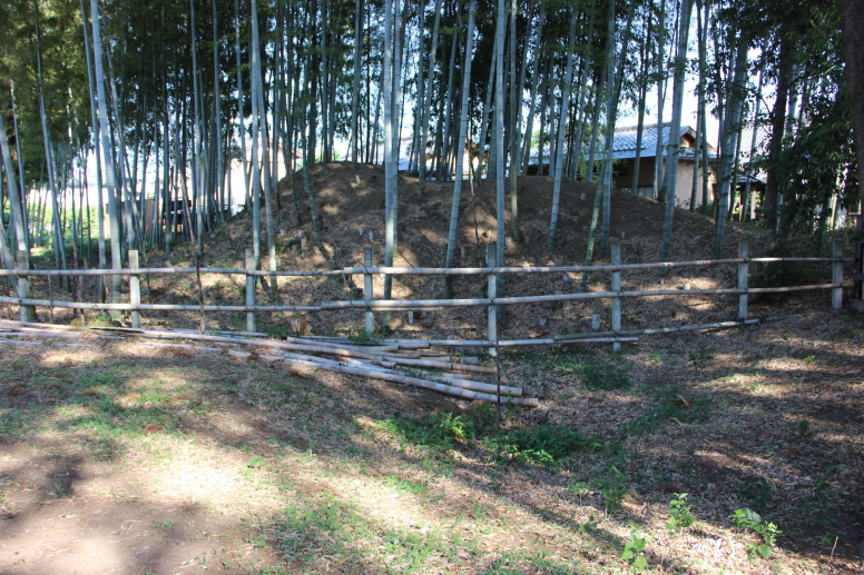 本堂裏手の大土塁