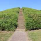 二子山古墳円墳東の登り板階段
