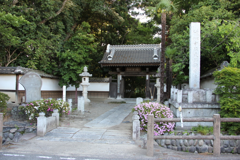 正面山門は桝形虎口の様(常光院)