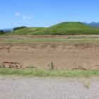二子山古墳全景外堀外堤上南東より
