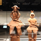 奥に武装姿王、武人
