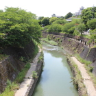 外堀代わりの逆川と天守群を大手橋より