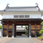 復元大手門と右下に満開のサツキ