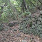 屋敷跡は奥に続き石垣も