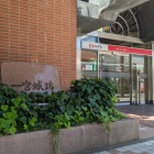 銀行前の石碑