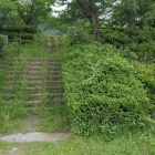 前面の土塁へ