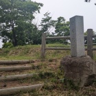 土塁上の石碑