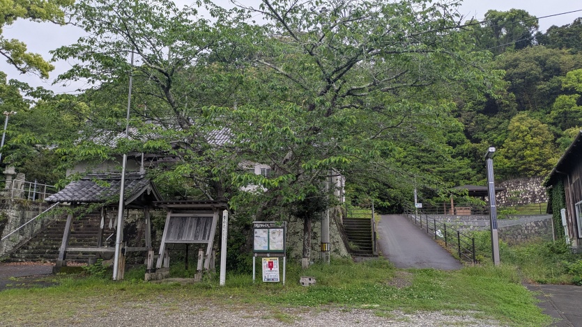 麓の牟岐八幡神社、右手に登城口