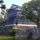 ⑤	飯田丸五階櫓の現在（櫓組立て用足場が覆う）