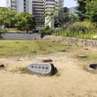 ⑤	本丸に残る礎石跡と井戸跡