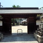 ③素盞嗚神社北門(相方城移築門)外側より