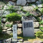 ①櫛崎城址碑と石垣
