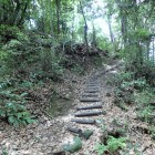 ④堀切西側の丘へ登る階段