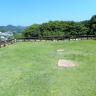 ⑧石垣の上