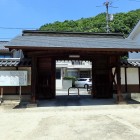 ②素盞嗚神社北門(相方城移築門)内側より